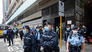Policiais do lado de fora do prédio onde funcionava oStand News, em Hong Kong; cerco chinês à imprensa. Foto: Paul Yeung/Bloomberg 