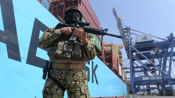 Um membro da Marinha do Equador participa de um exercício simulado antiterrorismo nas instalações do Terminal Portuário de Guayaquil, Equador, em 16 de abril de 2024