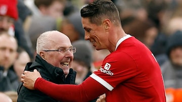 Soccer Football - Friendly Match - Liverpool Legends v Ajax Legends - Anfield, Liverpool, Britain - March 23, 2024 Liverpool Legends' Fernando Torres with Liverpool Legends manager Sven-Goran Eriksson after being substituted off Action Images via Reuters/Jason Cairnduff. Foto: Jason Cairnduff/Reuters