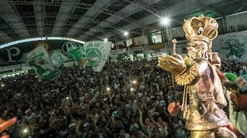 Integrantes da escola de samba Mancha Verde comemoram a conquista do título de campeã do Carnaval 2019 de São Paulo. Foto: Daniel Teixeira / Estadão