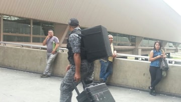 Policial do Gate transporta artefato em mala. Foto: Felipe Resk/Estadão