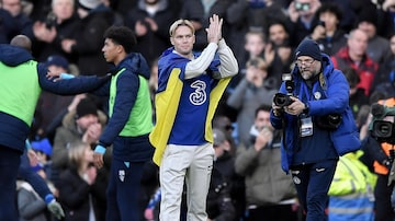 London (United Kingdom), 15/01/2023.- Chelsea new signing Mykhaylo Mudryk applauds the fans during the English Premier League soccer match between Chelsea FC and Crystal Palace in London, Britain, 15 January 2023. (Reino Unido, Londres) EFE/EPA/Vince Mignott EDITORIAL USE ONLY. No use with unauthorized audio, video, data, fixture lists, club/league logos or 'live' services. Online in-match use limited to 120 images, no video emulation. No use in betting, games or single club/league/player publications
. Foto: Vince Mignott/EFE