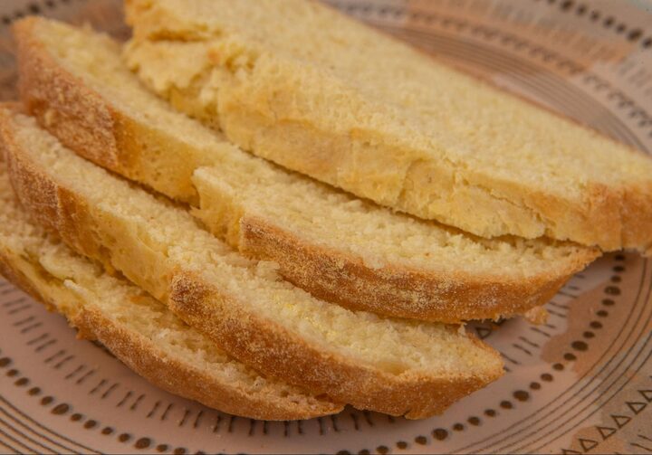 Que tal um café da manhã com um pão de milho colonial? Essa receita pode ser  saboreada com manteiga, requeijão ou geleia.