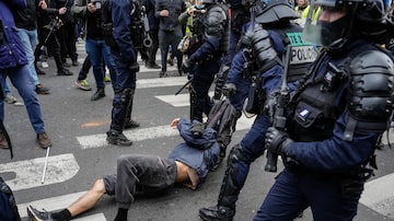 Police officers scuffle with demonstrators during a demonstration in Paris, Saturday, March 11, 2023. Opponents of President Emmanuel Macron's hotly contested plan to raise the retirement age from 62 to 64 were taking to the streets of France on Saturday for the second time this week in what union's hope will be a new show of force meant to push the government to back down. (AP Photo/Lewis Joly ). Foto: AP Photo/Lewis Joly