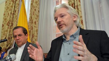 Julian Assange e o chanceler do Equador, Ricardo Patiño, na embaixada de Londres. Foto: REUTERS/John Stillwell