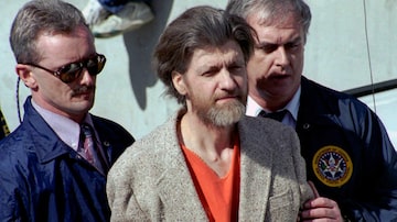 Theodore "Ted" Kaczynski es escoltado a su auto afuera de una corte federal en Helena, Montana, el 4 de abril de 1996. (AP Foto/John Youngbear, Archivo). Foto: John Youngbear/AP