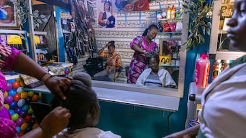 Madame Valerie attends to Joseline de Lima’s hair in Lomé, Togo, on Nov. 8, 2023. An initiative to train hairdressers in mental health counseling is providing relief to hundreds of clients in a region with the world’s least access to therapy. (Yagazie Emezi/The New York Times). Foto: Yagazie Emezi/NYT