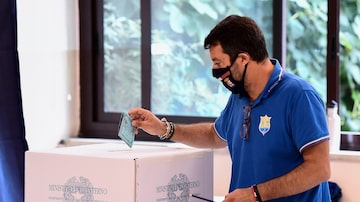 Líder da Liga, o senador italiano Matteo Salvini vota no referendo nacional sobre o número de assentos no parlamento. Foto: Flavio Lo Scalzo/ Pool/ AFP