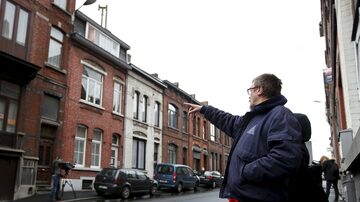 Morador de Charleroi aponta para apartamento da rua du Fort que foi alugado pelos terroristas que atacaram Paris. Foto: REUTERS/Francois Lenoir