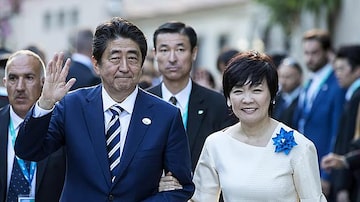 Shinzo Abe e sua mulher, Akie Abe, em visita à cidade de Taormina, no sul da Itália, durante os dias de reunião do G7. Foto: Angelo Carconi/EFE