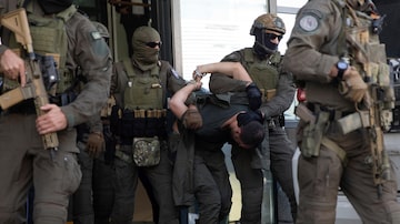 Kosovo police members of Special Intervention Unit escort one of the arrested Serb gunmen out of the court after the Kosovo shootout in capital Pristina, on Tuesday, Sept. 26, 2023. (AP Photo/Visar Kryeziu). Foto: Visar Kryeziu/AP