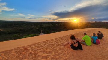 Turistas contemplam o pôr do sol nas dunas do Jalapão: celular, só para tirar fotos. Foto: Adriana Moreira/Estadão