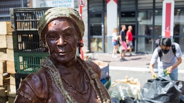 Matriarca do samba de São Paulo,Madrinha Euniceganhou uma estátuana Praça da Liberdade, bairro onde viveu boa parte da vida. Foto: Tiago Queiroz/ Estadão
