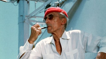 Jacques Cousteau a bordo de sua embarcação, Calypso, nos anos 1970. Foto: The Cousteau Society/National Geographic via AP