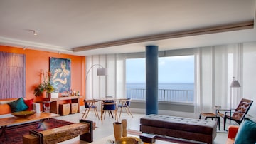 Paredes, móveis, almofadas: nada escapou ao esquema cromático imaginado pelo arquiteto ChicôGouvêa para este apartamento em Copacabana. Foto: André Nazareth