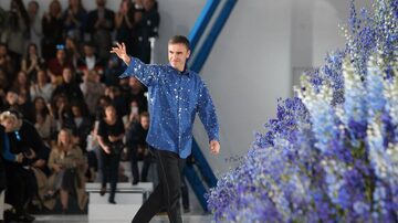 O estilista Raf Simons é o novo diretor criativo da Calvin Klein. Na foto, ele acena após desfile da coleção de primavera/verão 2016 da Dior, grife que deixou no ano passado. Foto: AP Photo/Thibault Camus