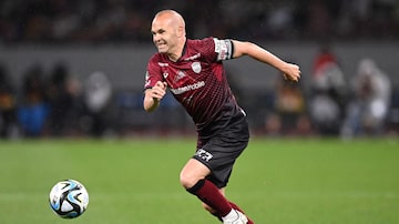 Vissel Kobe's Andres Iniesta controls the ball during the football friendly between Japan's Vissel Kobe and Spanish side Barcelona at the Japan National Stadium in Tokyo on June 6, 2023. (Photo by Yuichi YAMAZAKI / AFP). Foto: YUICHI YAMAZAKI / AFP
