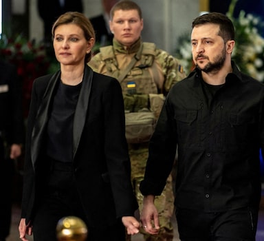 Presidente da Ucrânia, Volodmir Zelenski, e sua mulher, Olena Zelenska, durante funeral do ex-presidente ucraniano Leonid Kravchuk, em 17 de maio
