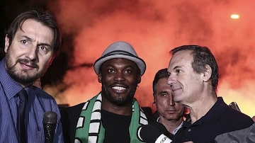 Michael Essien foi recebido por cerca de 800 torcedores em Atenas. Foto: Yorgos karahalis/ AP