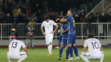 Jogadores do Kosovo comemoram após vitória sobre o Azerbaijão na Liga das Nações. Foto: Florion Goga/Reuters