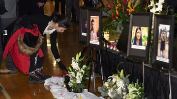 Parentes e amigos prestam homenagem a iranianos em um memorial em Edmonton, no Canadá. Foto: Walter Tychnowicz/AFP