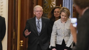 Imagem mostra senador republicano Mitch McConnell na saída do Senado nesta sexta-feira, 28. Senador anunciou que vai deixar o cargo de líder do partido em novembro
