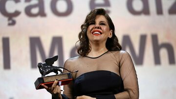 Bárbara Paz leva o prêmio de Melhor Documentário no 76º Festival Internacional do Cinema de Veneza. Foto: Joel C Ryan/Invision/AP