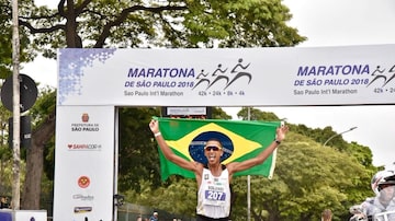 Solonei Silva cruza linha de chegada da maratona de São Paulo. Foto: Sérgio Shibuya / MBraga Comunicação