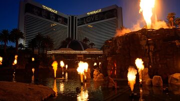 Pessoas assistem ao show do vulcão do hotel e cassino The Mirage; famoso local irá encerrar atividades no dia 17 de julho. 