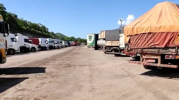 Caminhões já formam longas filas no porto seco de Corumbá (MS). Movimento é causado pela operação-padrão adotada por auditores da Receita. Foto: Sindifisco - 7/1/2022