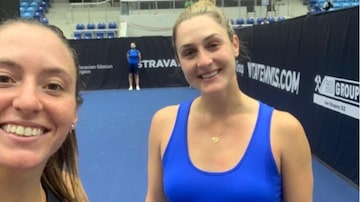 Luisa Stefani tira selfie comGabriela Dobrawski, sua companheira no torneio de Ostrava. Foto: Divulgação / Luisa Stefani