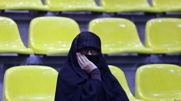 Imagem mostra mulher em evento de campanha eleitoral em estádio de Teerã nesta quarta-feira, 28. Iranianos vão às urnas para eleições do Parlamento na sexta, 1º
