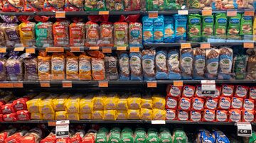 Petropolis, RJ, Brazil. 19 December 2023. Supermarket store shelf with various brands of healthy sliced bread, with price tags underneath of them. Foto: AlessandraRC/Adobe Stock 