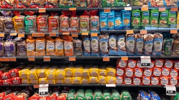 Petropolis, RJ, Brazil. 19 December 2023. Supermarket store shelf with various brands of healthy sliced bread, with price tags underneath of them. Foto: AlessandraRC/Adobe Stock 
