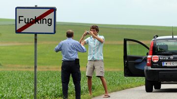 Turista tira foto em frente à placa de Fucking, na Áustria: vilarejo vai mudar o nome para Fugging. Foto: Miladen Antonov/AFP