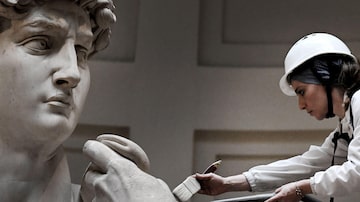 A obra-prima de Michelangelo recebeu um delicado tratamento de beleza na segunda-feira, como parte da manutenção de rotina de uma das esculturas mais conhecidas do mundo.