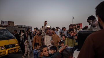 Simpatizantes do Taleban comemoram a chegada dos militantes insurgentes a Cabul. Foto: Jim Huylebroek/The New York Times