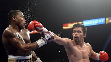 Manny Pacquiao tenta acertar Adrien Broner durante combate na madrugada deste domingo. Foto: Joe Camporeale/USA Today Sports