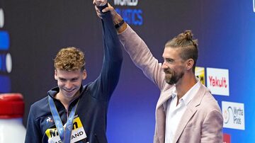 Swimming great Michael Phelps, right, hold up the arm of Leon Marchand, of France, during a medal ceremony for the men's 400m individual medley final at the World Swimming Championships in Fukuoka, Japan, Sunday, July 23, 2023. Marchand won gold setting a new world record, breaking Phelps' 2008 record. (AP Photo/David J. Phillip). Foto: David J. Phillip (AP Photo)