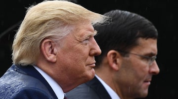 (FILES) In this file photo taken on September 30, 2019 US President Donald Trump (L) and US Secretary of Defense Mark Esper attend the Armed Forces Welcome Ceremony in honor of the Twentieth Chairman of the Joint Chiefs of Staff at Summerall Field, Joint Base Myer-Henderson Hall, Virginia. - Donald Trump asked about the possibility of bombing drug trafficking labs in Mexico while he was US president, former defense secretary Mark Esper says in a book set to be released May 10, 2022. According to excerpts cited by the New York Times ON mAY 5, 2022, Trump believed the United States could pretend it wasn't responsible for launching missiles across its southern border, Esper, who was Pentagon head between July 2019 and November 2020, writes. (Photo by Brendan Smialowski / AFP). Foto: Brendan Smialowski / AFP