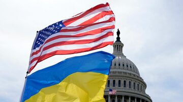 Bandeiras dos Estados Unidos e da Ucrânia em frente ao Congresso americano, Washington, 23 de abril de 2024.