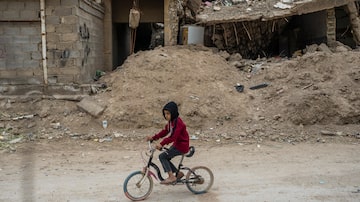  A child passes a building that was destroyed as Iraqi fighters wrested control of the city from the Islamic State in 2016, in Fallujah, Iraq on March 8, 2023. Much of Iraq bears the scars of two decades of violence. (Joao Silva/The New York Times). Foto: Joao Silva/The New York Times - 8/3/2023