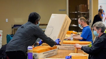 Funcionários dos correios de um condado de Nebraska preparam envio de cédulas para apuração. Foto: AP Photo/Nati Harnik