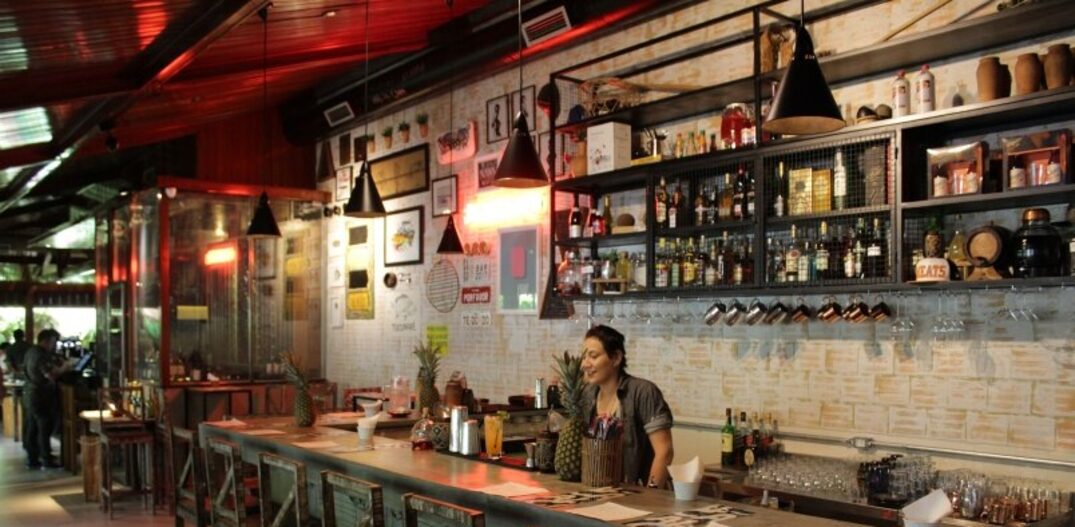 Balcão. Bar usou área antes pouco movimentada do restaurante; ambiente foi reformulado pela arquiteta Lana Miranda. Foto: Felipe Castanho|Divulgação