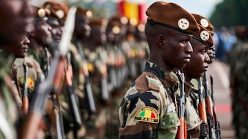 Em foto de arquivo de setembro de 2018, soldados do Mali participam de cerimônia de independência do país. Foto: Michele Cattani/AFP