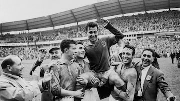 (FILES) French forward Just Fontaine (C) celebrates and is lifted by teammates Yvon Douis, Andre Lerond and Jean Vincent, after he scored four goals against Germany during a third place match of the 1958 Swedish World Cup, in Goteborg on June 28, 1958. - Just Fontaine, a recordman of 13 goals in the 1958 World Cup in Sweden, died on March 1, 2023 at 89-years-old, announced his family. (Photo by STAFF / AFP). Foto: AFP