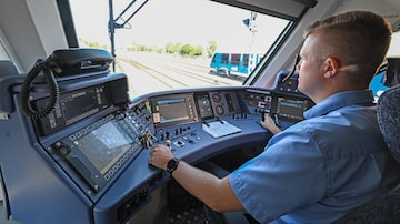 Train driver Alexander Kluge drives a train powered entirely by hydrogen in Bremervoerde, on August 24, 2022. - A fleet of 14 trains provided by French industrial giant Alstom to the German state Lower Saxony replaces diesel locomotives on the 100 kilometres (60 miles) of track connecting the cities of Cuxhaven, Bremerhaven, Bremervoerde and Buxtehude near Hamburg. (Photo by CARMEN JASPERSEN / AFP). Foto: Carmen Jaspersen/AFP