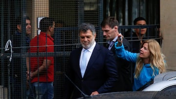 Gianfranco Macri, irmão do presidente da Argentina, Mauricio Macri, sai da corte federal em Buenos Aires depois de dar depoimento. Foto: Stringer/REUTERS