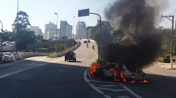 Manifestantes atearam fogo em um veículo no cruzamento das avenidas Francisco Morato com Vital Brasil e Euzébio Matoso. Foto: Hélvio Romero/Estadão