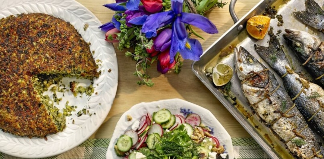 Da esq. à dir., arroz temperado com crosta chamada tahdig; salada de ervas e rabanetes com queijo feta; e peixe ao forno com ervas e romã. Foto: Michael Kraus|NYT